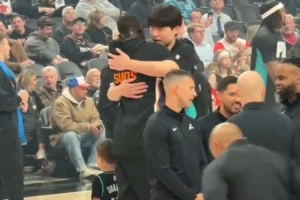 各為其主情誼不變！楊瀚森賽前跟好兄弟馬盧阿奇合影并擁抱致意