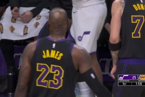 繼續找狀態(tài)！詹姆斯首節剩2分鐘再度登場(chǎng) 上來(lái)就助攻拉拉維亞三分