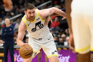 外線(xiàn)有譜！米哈伊柳克側翼接球 空位三分穩穩命中