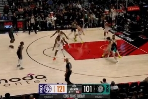 給機會(huì )就打！楊瀚森背打理查茲 連續強頂造成后者犯規！