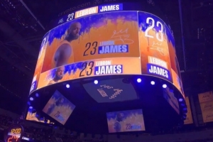 美媒:賽前球員介紹環(huán)節 詹姆斯讓東契奇最后一個(gè)壓軸出場(chǎng)