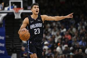 機警！席爾瓦前場(chǎng)飛身完成搶斷 隨后順勢強攻上籃打中