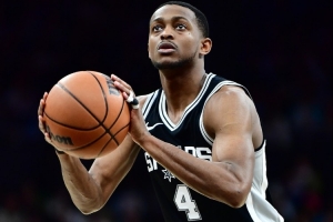 ?？怂梗禾赌艽蜷_(kāi)進(jìn)攻閘門(mén) 對手貼防時(shí)我能自己得分也能傳球