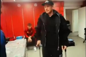 心系球隊！比利時(shí)取勝即出線(xiàn)，34歲德布勞內拄雙拐現身球隊更衣室