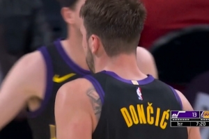 信手拈來(lái)！東契奇罰球線(xiàn)停球 轉身后仰穩穩命中