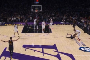 外線(xiàn)開(kāi)炮！里夫斯三分命中還造犯規 打成3+1幫助湖人抹平分差