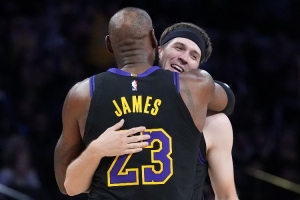 大膽??老詹采訪(fǎng)時(shí)里夫斯插話(huà)：很棒的G聯(lián)盟球員 G聯(lián)盟培養了他