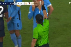 本坦庫爾鏟到對方球員腳踝染紅離場(chǎng)，烏拉圭1-5落后于美國