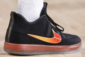 感覺(jué)沒(méi)什么設計！布克今日比賽中首穿“布克2代”簽名球鞋