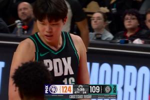 很積極??！楊瀚森快攻一馬當先 上籃被帽但搶回來(lái)再次打進(jìn)2+1