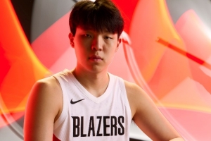 記者：楊瀚森在球場(chǎng)和生活都遇到困難 起起伏伏都是很正常的經(jīng)歷