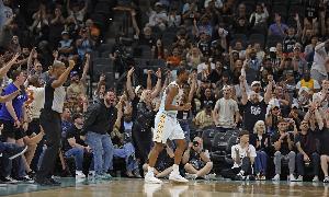 ?？怂梗喊投魉乖谶M(jìn)攻端carry我們 他對球隊很重要