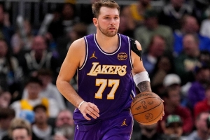 專(zhuān)挑我是吧？今年2月東契奇加盟湖人后的首秀也是打爵士