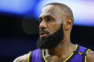 來(lái)了~詹姆斯三分命中得到賽季首分 同時(shí)生涯三分數追平雷吉·米勒