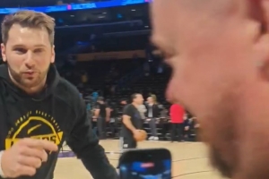 這段掐了別播??東契奇后場(chǎng)三分試了幾次沒(méi)沾筐 溜了溜了~