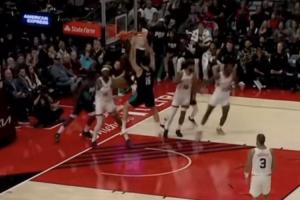 楊瀚森籃下吃餅暴扣！4分已經(jīng)創(chuàng  )造生涯新高啦！