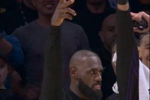 小詹也來(lái)啦！布朗尼披掛上陣三分張手就有 詹姆斯場(chǎng)下開(kāi)心慶祝