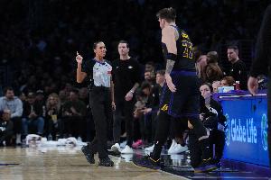 MVP？東契奇37分10助4斷+末節劃水??8個(gè)失誤也挺“亮眼”！