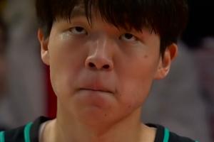 差一點(diǎn)！楊瀚森弧頂空位三分投短砸到籃筐前沿！