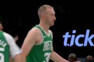 手不軟！豪澤反擊晃開(kāi)防守人三分一箭穿心！綠軍8-0強勢回應