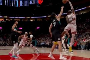 保護好自己啊??楊瀚森大帽理查茲后 被踢到小楊瀚森&表情很痛苦