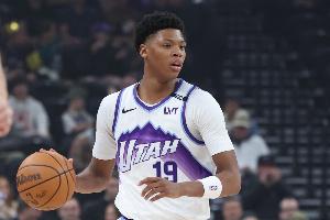 這年輕人！貝利過(guò)掉東契奇雙手暴扣