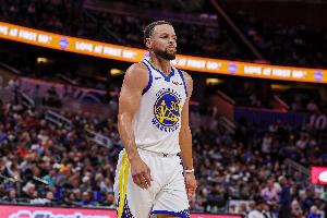 庫里：今天上半場(chǎng)我又扭到了腳踝 但我覺(jué)得情況不算太嚴重