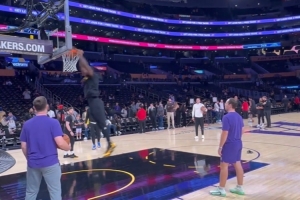 41歲老頭的生涯第23賽季！詹姆斯賽前熱身身輕如燕 拿球就扣