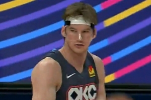 防守千瘡百孔！杰林威內線(xiàn)背打引包夾 卡爾森溜底線(xiàn)空接暴扣！