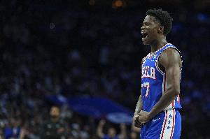 風(fēng)卷殘云！埃奇庫姆一條龍反擊 連續過(guò)人起飛雙手暴扣打停猛龍