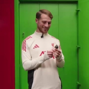 麥卡拿著(zhù)梅西玩偶：我們會(huì )再次贏(yíng)世界杯嗎？yes×4