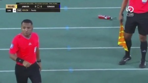 徹底瘋狂！可能絕殺庫拉索的點(diǎn)球被取消，庫拉索解說(shuō)鬼哭狼嚎慶祝