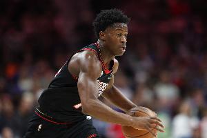 摧枯拉朽！76人搶斷反擊 埃奇庫姆起飛滑翔雙手暴力灌筐