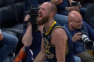 技驚四座！赫夫虛晃后突破 直接單臂滑翔隔扣卡爾克布倫納！