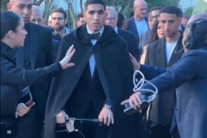 喜感拉滿(mǎn)??阿什拉夫穿戴黑披風(fēng)推著(zhù)助行器，蹦蹦跳跳拍照領(lǐng)獎