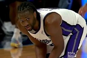 這球有點(diǎn)幸運！阿丘瓦反擊躲過(guò)卡魯索切球 背身隨手一扔打板命中