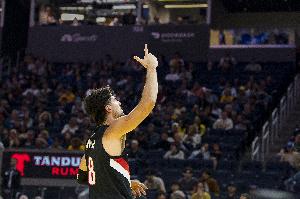 賺到了！阿夫迪亞強攻不中 隨后空位三分穿針扳平比分