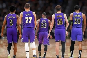 角色大轉變！美媒曬照：昔日雛鷹已展翅翱翔 詹姆斯欣然退居幕后