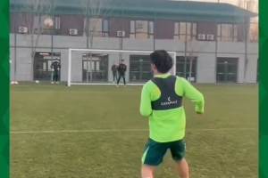 訓練結束后，球員們自發(fā)組織了射門(mén)比賽，現場(chǎng)是一片歡樂(lè )的海洋