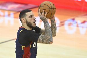 很關(guān)鍵！鮑爾第三節命中2記三分砍下7分 幫助騎士?jì)疵妥贩? >
                                        </div>
                                    </div>
                                                                        <div   id=