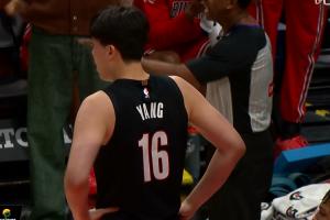 怎么感覺(jué)有點(diǎn)懵！楊瀚森低位背打 球直接被刀走