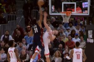 險些十佳！阿倫空切暴起勢大力沉掄扣扣翻申京 裁判吹罰進(jìn)攻犯規