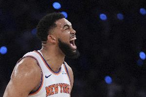 平地起驚雷！唐斯接布倫森分球中路突擊 騰空暴起單臂劈扣