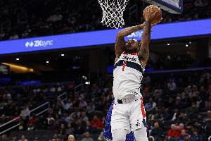 是有天賦的！惠特摩爾中路切入滑翔劈扣打成2+1