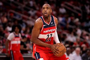 還有油！米德?tīng)栴D10中6得到13分6板2助1帽 末節5中4得9分