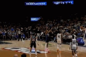 就差一點(diǎn)點(diǎn)！拉文后場(chǎng)超遠折疊壓哨三分打板命中 可惜先超時(shí)