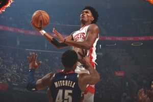 5連勝！火箭官方發(fā)布贏(yíng)球海報：阿門(mén)力壓米切爾上籃登上封面