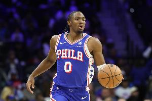 太橫了！馬克西追身超遠三分洞穿籃心 率領(lǐng)76人打出8-0反超比分