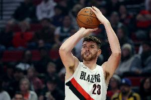 狀態(tài)不錯！克林根開(kāi)場(chǎng)弧頂三分+空接放籃 連砍5分！