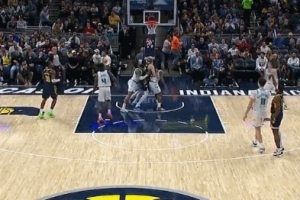 另類(lèi)3+1！賈雷斯·沃克命中三分同時(shí) 小橋籃下推倒赫夫送加罰